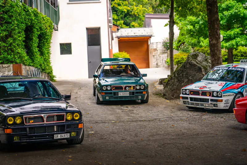 Lancia Delta Integrale beim Treffen auf einem Dorfplatz