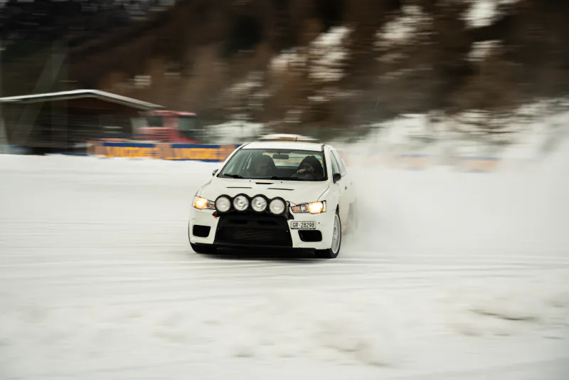 Mitsubishi Evo mit Zusatzscheinwerfern auf der Eisstrecke