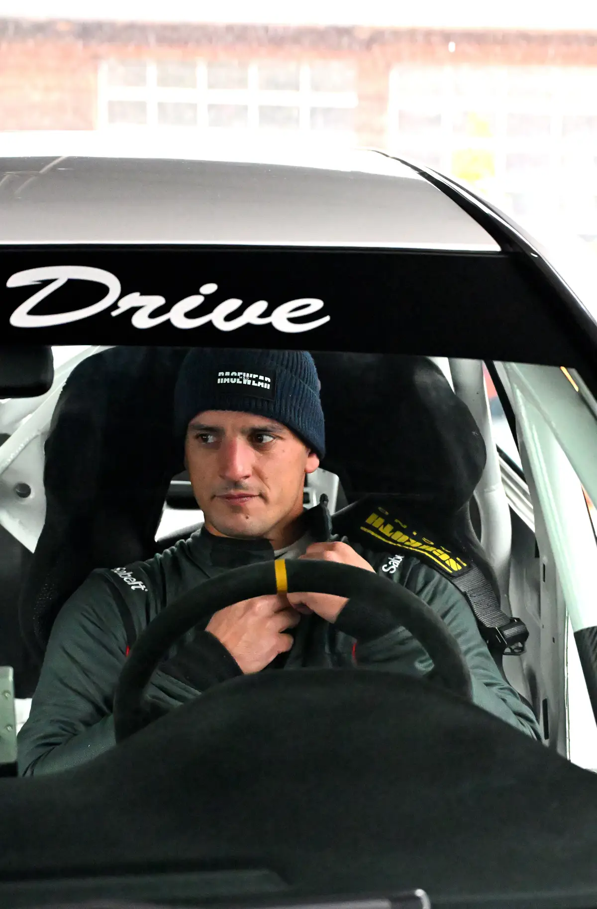 Davide Beltracchi, Mitgründer von Meet & Drive, im Rennoverall im Rallye-Auto