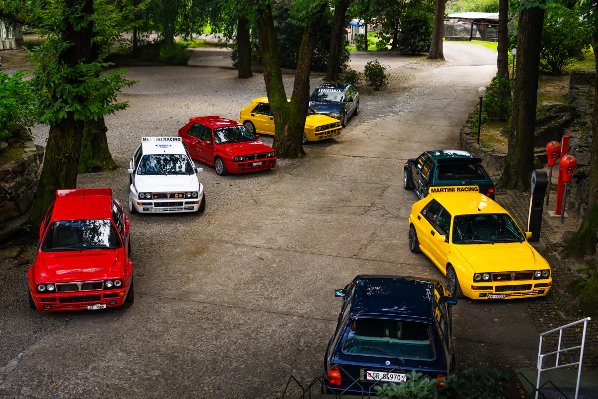 Lancia Delta in Rot, Gelb, Weiss und Blau beim Treffen, von oben fotografiert