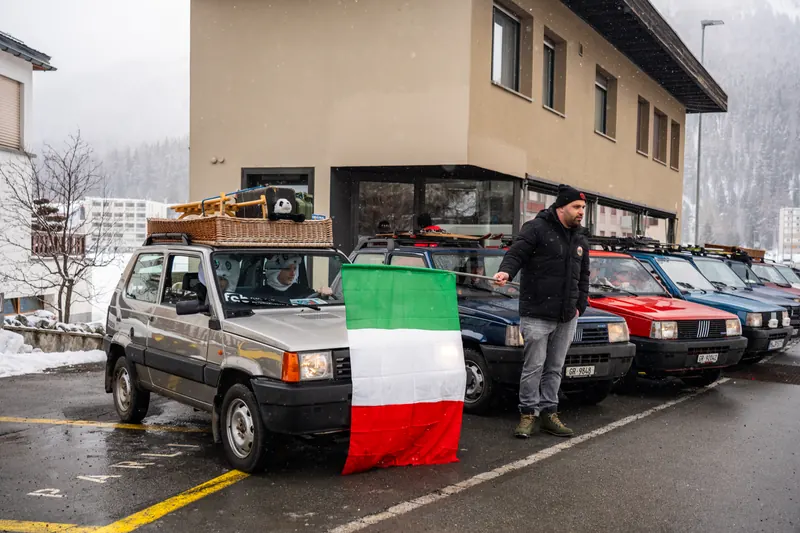 Aufgereihte Fiat Pandas am Strassenrand, davor eine Italien-Flagge