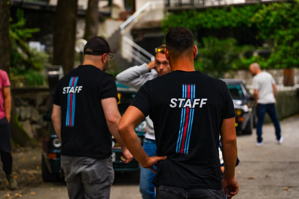Das Meet & Drive Staff-Team im Gespräch beim Treffen